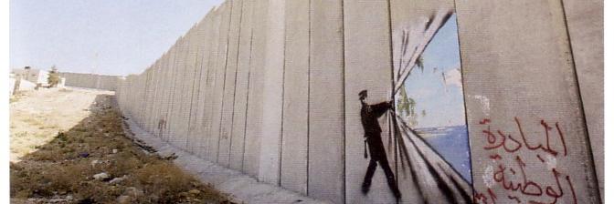 Maalaus Palestiinan muurissa: hahmo näyttää tekevän raon muuriin, sen takana kajastaa meri.