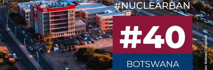 Botswanalaista kaupunkimaisemaa yläviistosta. Teksti: #nuclearban #40 Botswana