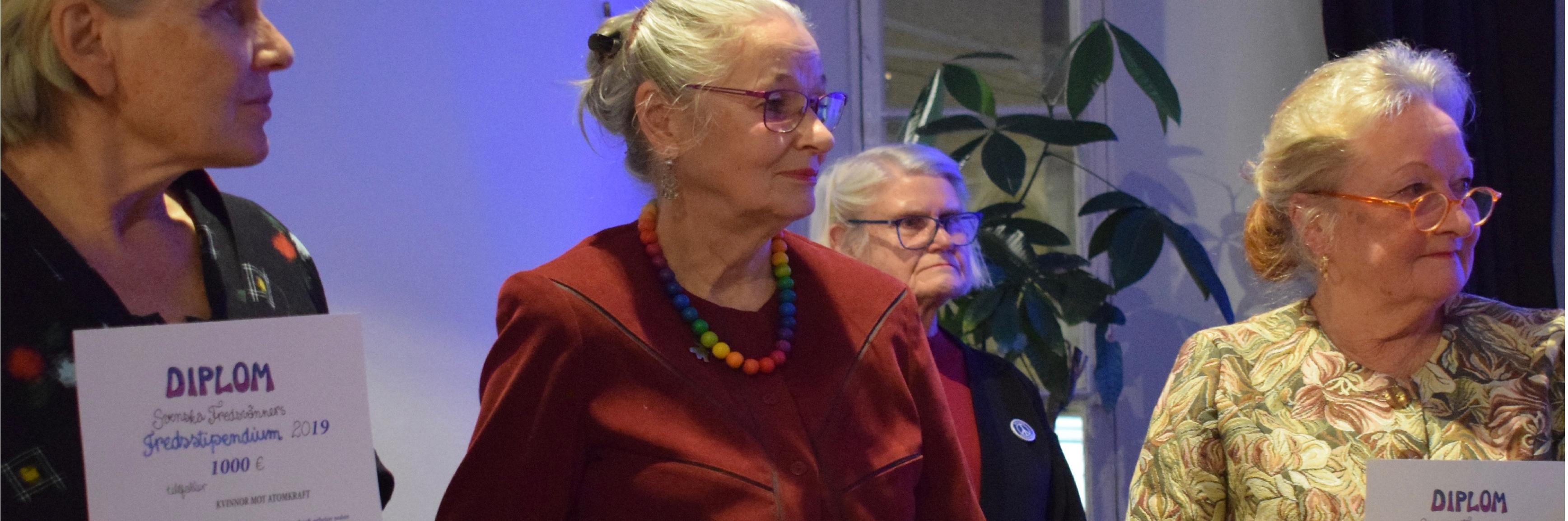 Pirkko Lindberg, Lea Launokari ja Ulla Klötzer vastaanottamassa rauhanpalkintoa.