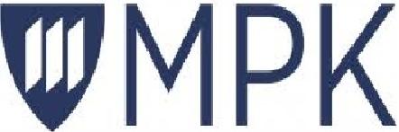 Maanpuolustuskoulutusyhdistyksen logo. Logon vasemmassa reunassa sinivalkoinen vaakunakilpi, oikeassa reunassa kirjaimet MPK.