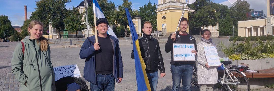 Tampere sotaa vastaan -ryhmän jäseniä mielenosoituksessa Tampereen keskustorilla.