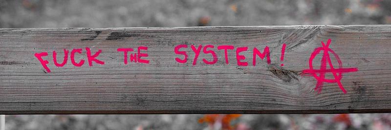Maalattu iskulause: Fuck the system!