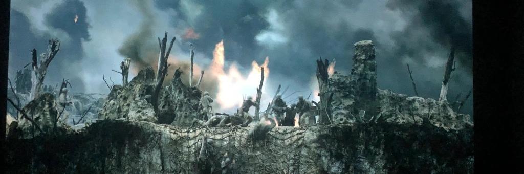 Kuvakaappauksessa elokuvasta Hacksaw Ridge näkyy palavia raunioita pommituksen jäljiltä.