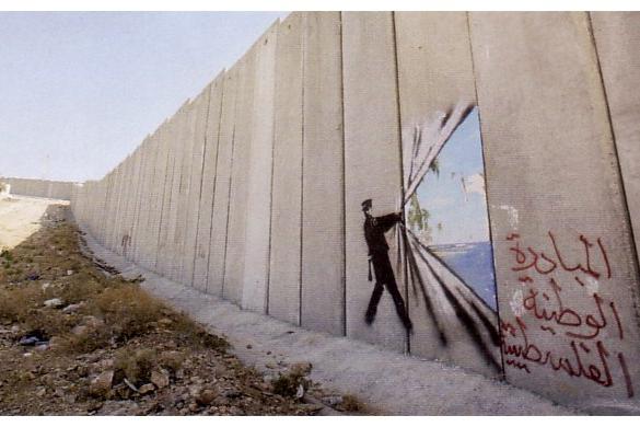 Maalaus Palestiinan muurissa: hahmo näyttää tekevän raon muuriin, sen takana kajastaa meri.