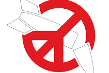 ICAN Finlandin logossa punainen rauhanmerkki on asetettu ikään kuin kieltomerkiksi ohjuksen päälle.