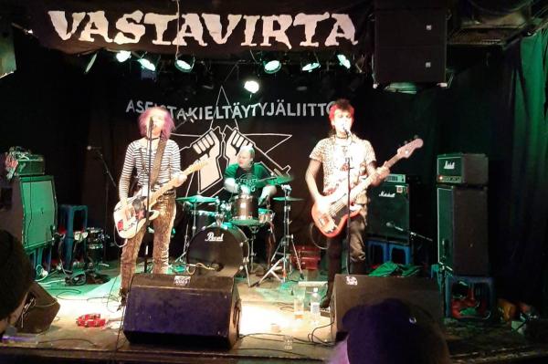A band playing with their guitars in the vastavirta event.