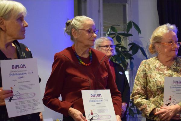 Pirkko Lindberg, Lea Launokari ja Ulla Klötzer vastaanottamassa rauhanpalkintoa.