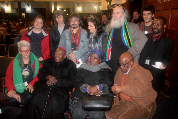 Piispa Desmond Tutu tapaamassa WRI:n aktiiveja Kapkaupungissa 2014.