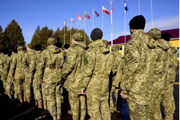 Kuva ukrainalaisista sotajoukoista seisomassa.