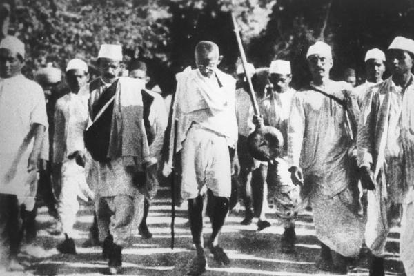 Mahathma Gandhi kävelee ihmisjoukon keskellä